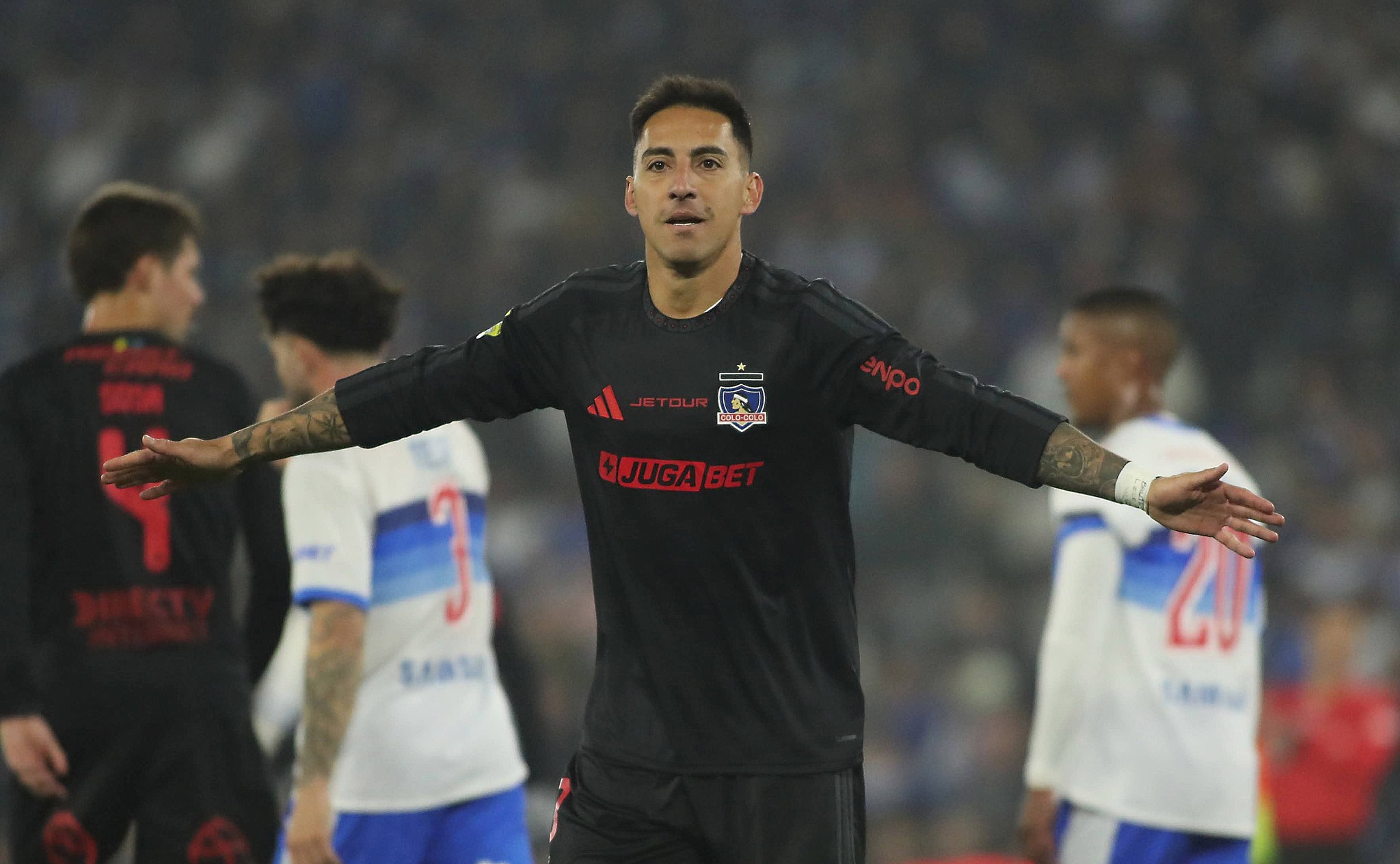 Correazo de Colo-Colo a U. Católica en el Claro Arena